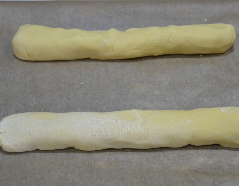 1. Этап. Пирог с грушами и сливами: Присыпьте рабочую поверхность стола мукой, разделите тесто на 2 части, скатайте из каждой части 