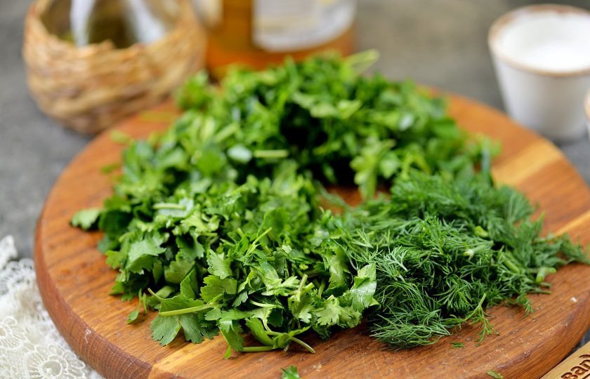 1. Этап. Зеленый соус: Зелень промойте под проточной водой, обсушите бумажными полотенцами. Обрежьте стебли, а листики слегка измельчите ножом.