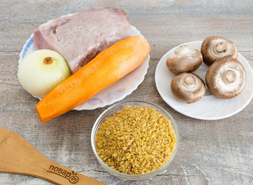 1. Этап. Плов из булгура с грибами: Приготовьте все необходимые ингредиенты. Овощи почистите и помойте. Мясо и грибы помойте, обсушите бумажным полотенцем. Булгур промойте несколько раз водой.