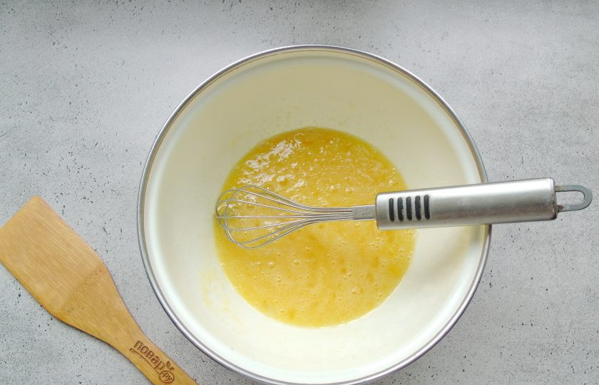 1. Этап. Морковный пирог с грецкими орехами и корицей: Немного взбейте яйца с сахаром.