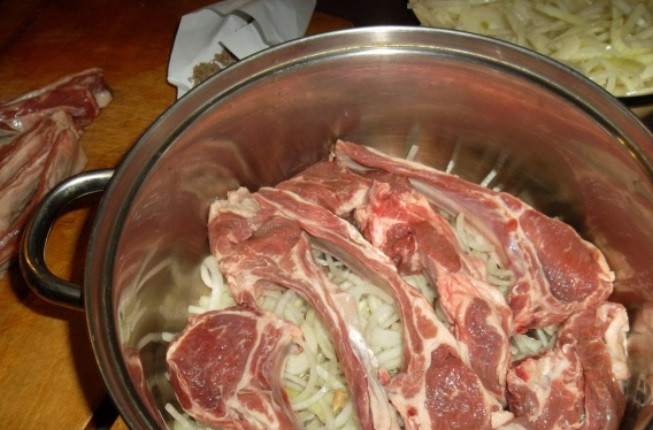 1. Этап. Шашлык из баранины по-узбекски: Затем выложите мясо, накройте луком и сверху пару щепоток зиры.