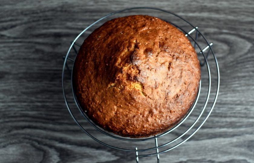 1. Этап. Торт «Экзотик»: Остудите корж на решетке и дайте ему вызреть ночь – так торт будет ароматнее.