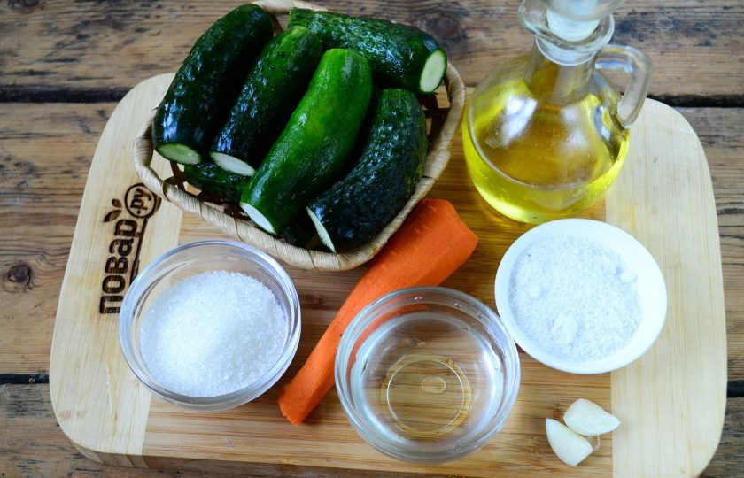 1. Этап. Огурцы по-корейски на зиму (простой рецепт): Подготовьте все необходимые ингредиенты. Морковь очистите, огурцы хорошенько ополосните.