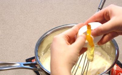 1. Этап. Паста с беконом и Пармезаном: 3. Снять с огня. Добавить сыр Пармезан, яйцо, красный перец хлопьями и взбить до однородной массы.