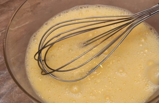 1. Этап. Салат Восторг: 2. Яйца вбить в миску и взбить венчиком со щепоткой соли.