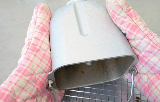 1. Этап. Кекс Столичный в хлебопечке: Готовый кекс аккуратно достаньте из чаши хлебопечки.