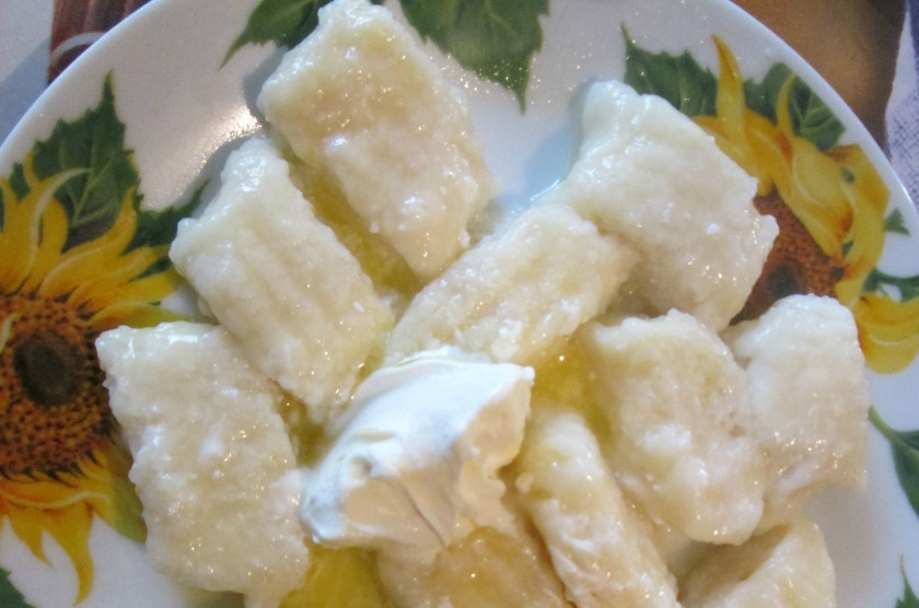 1. Этап. Ленивые вареники для малышей: 3. Варим, как и обычные вареники: как только вода забурлит, добавим в неё заготовки для вареников, перемешаем — и ждем, пока они не всплывут. После этого варим еще две минутки и подаем к столу!