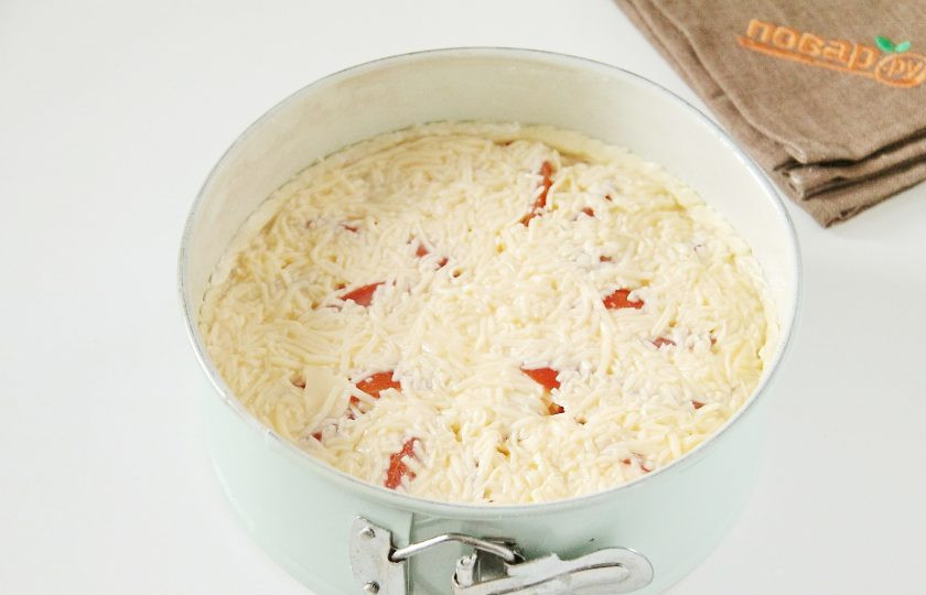 1. Этап. Французский пирог с кукурузой и помидорами: 9. Залейте начинку заливкой из сыра и сливок и отправьте форму в разогретую до 180 градусов духовку примерно на 40 минут.