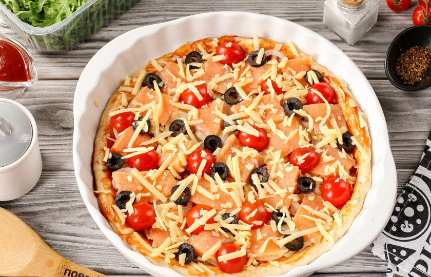 1. Этап. Пицца с рыбой: Посыпьте начинку оставшимся сыром и выпекайте в заранее разогретой духовке при температуре 250 градусов около 7-10 минут, ориентируйтесь на особенности вашей духовки.