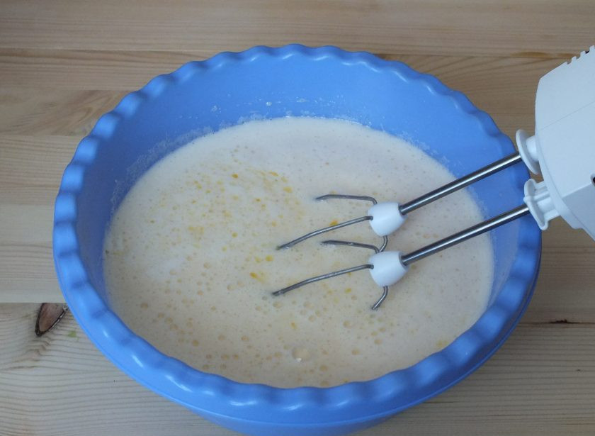 1. Этап. Торт Семистаканник: Добавьте растопленное сливочное масло, еще раз взбейте.