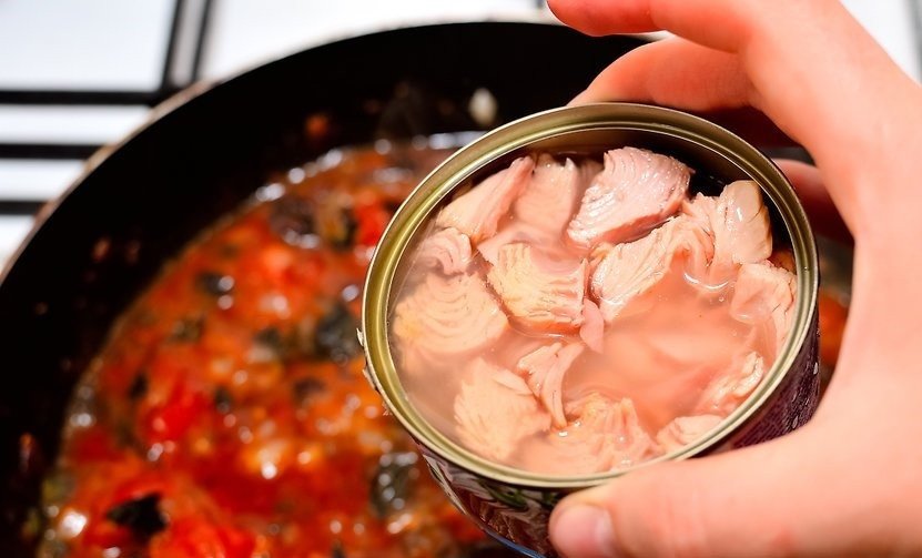 1. Этап. Рыбная лазанья с тунцом: Затем добавьте тунец в собственном соку и снова все хорошенько перемешайте. Тушите несколько минут. Духовку разогрейте до 180 градусов.