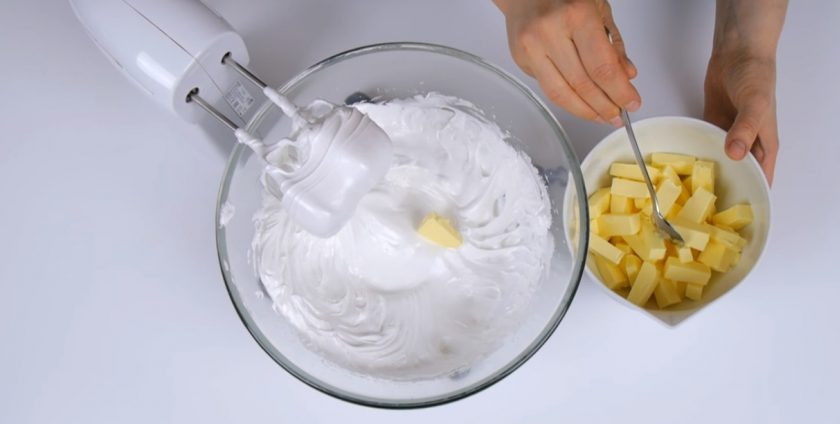 1. Этап. Торт Сникерс с соленой карамелью: 7. Приготовьте крем: белки соедините с сахаром и ванильным сахаром. На паровой пане, постоянно размешивая, доведите смесь до 60 градусов. Взбейте белки в устойчивую массу.