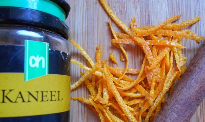 1. Этап. Паровой рисовый пудинг: 3. Апельсин мою, аккуратно снимаю с него цедру ножом или специальным приспособлением, выжимаю сок.