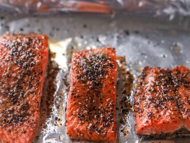 1. Этап. Салат с семгой и авокадо: 1. Первым делом приготовлю рыбу: кусочки семги мою и вытираю салфетками. Натираю семгу виноградным маслом, солью, перцем, чесночным порошком. Разогреваю духовку до 170 градусов и выпекаю семгу 6-8 минут.