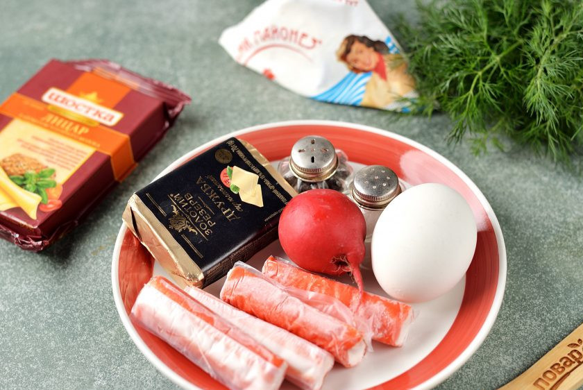 1. Этап. Новогодняя закуска Кролики на крекерах: Подготовьте необходимые ингредиенты. Яйцо заранее отварите не дольше 10 минут, остудите. Помойте и обсушите укроп.