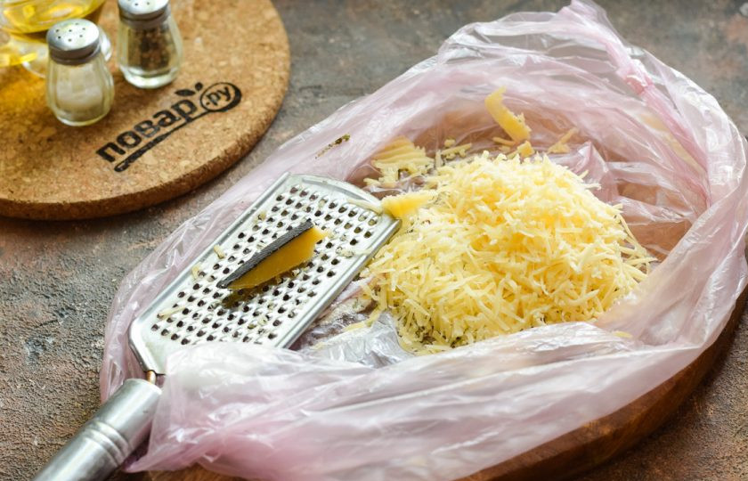 1. Этап. Цукини с сыром в духовке: Два вида сыра натрите на мелкой терке и переложите в пакет. Перемешайте все.