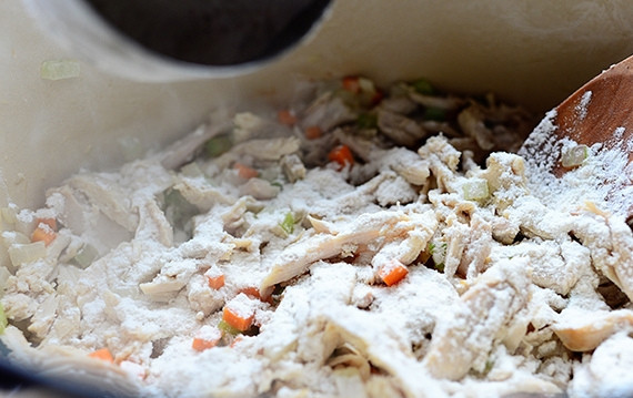 1. Этап. Пирог в горшочке с курицей и овощами: 3. Как только смесь начнет густеть, приправьте ее куркумой, тимьяном, солью и перцем.