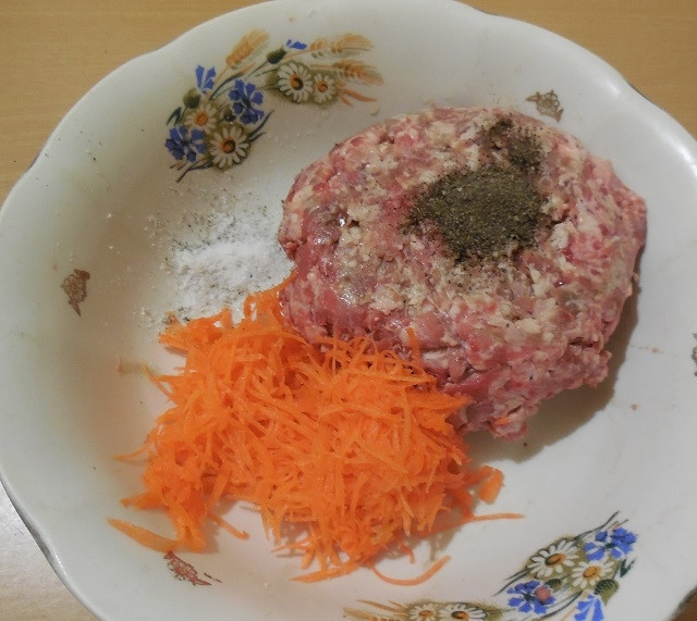 1. Этап. Пирог с мясом на скорую руку: Морковку натрите на терке. Фарш посолите и поперчите, добавьте морковку.