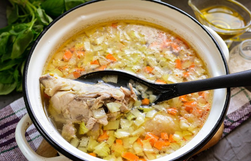 1. Этап. Суп как в детском саду: Сварите куриный бульон: опустите вымытые кусочки курицы в холодную воду и варите бульон 20 минут, добавьте по вкусу соль. Затем всыпьте свежие овощи, не обжаривая.