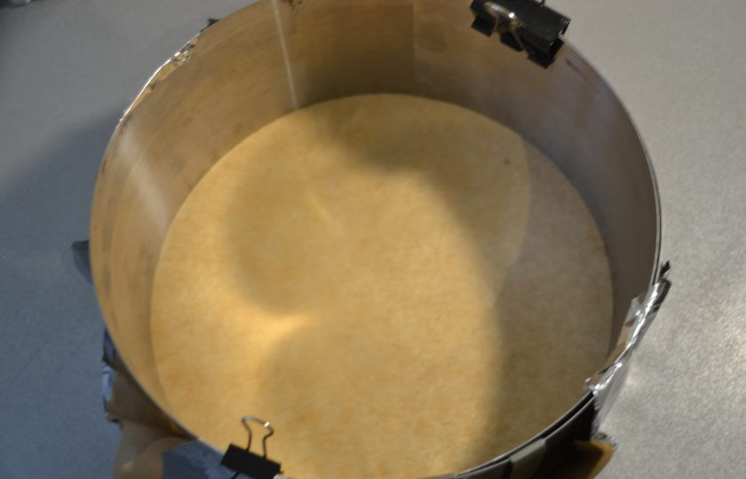 1. Этап. Мокрый бисквит: Подготовьте форму диаметром 22 см. Дно застелите бумагой для выпечки, бока смазывать не следует, так тесто будет легче подниматься.