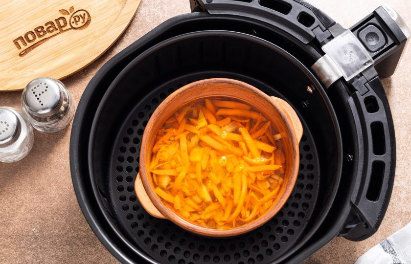 1. Этап. Гречка в аэрогриле: Спустя 15 минут добавьте в гречку обжаренные овощи, все перемешайте. Готовьте еще 15-20 минут при температуре 200 градусов. Ближе к концу, чтобы верх гречки не подгорал, пару раз нужно ее перемешать.