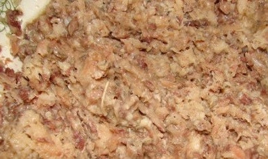 1. Этап. Салат Букет сирени: 1. Рыбу разминаем вилкой и убираем все кости. Картошку отварим и остудим. Яйца тоже отвариваем и остужаем.