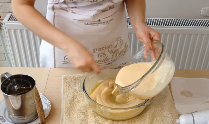 1. Этап. Торт Медовик (Рыжик): 5. Растопленный мед с маслом убираете с плиты, вводите к ним взбитые с содой яйца, все время перемешиваете.