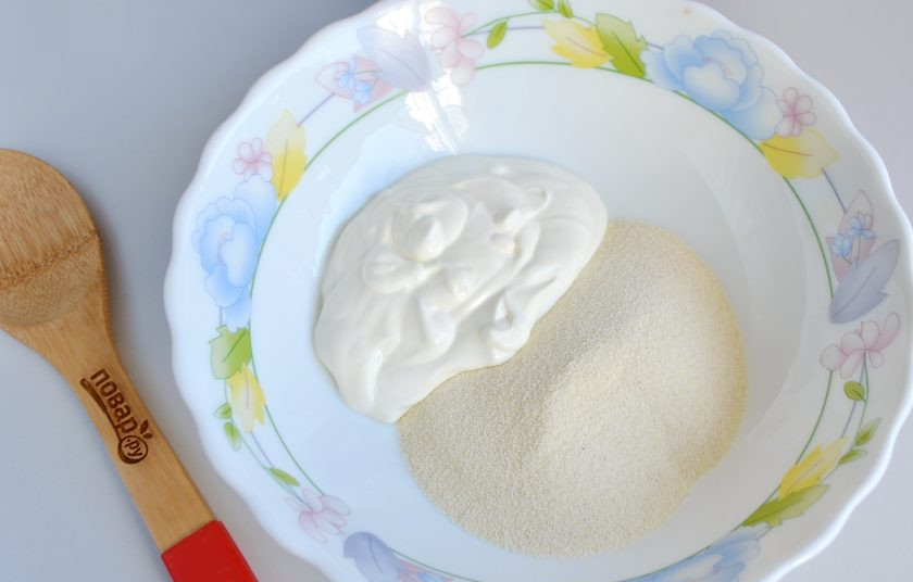 1. Этап. Кукурузный манник: 2. Соедините манную крупу со сметаной. Перемешайте и оставьте на столе на часик.