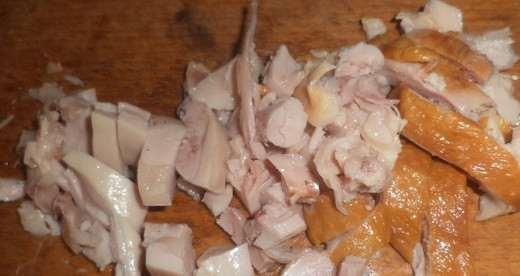 1. Этап. Салат Курица с шампиньонами: Курочку нарежьте так же, как и перец.