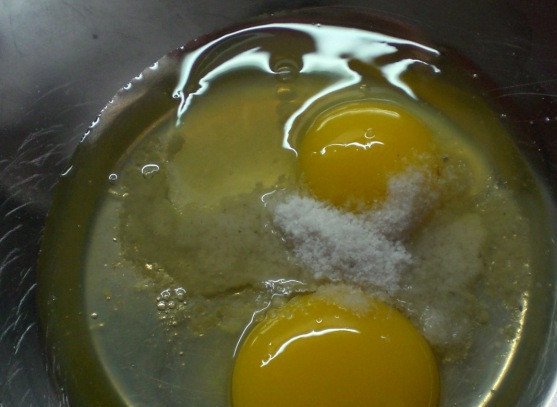 1. Этап. Хинкали с мясом: Начнем с приготовления теста, для этого разбиваем в глубокую миску яйца, добавляем к ним немного соли и взбиваем все немного.