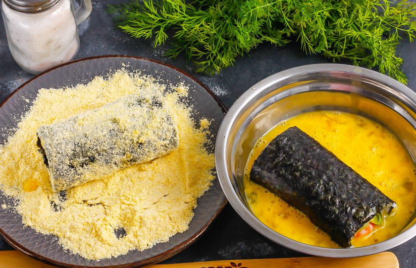 1. Этап. Темпура роллы: В глубокой емкости взбейте куриное яйцо, на тарелку высыпьте измельченные сухари или хлопья. Разрежьте ролл пополам, если он не поместится в казан с маслом. Обпанируйте его сначала в яичной массе, а затем в сухарях. Разогрейте в казане или ковше растительное масло.