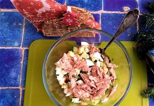 1. Этап. Салат с тунцом и морской капустой: В салатнике содержимое перемешиваем и выкладываем тунец. Опять аккуратно соединяем.