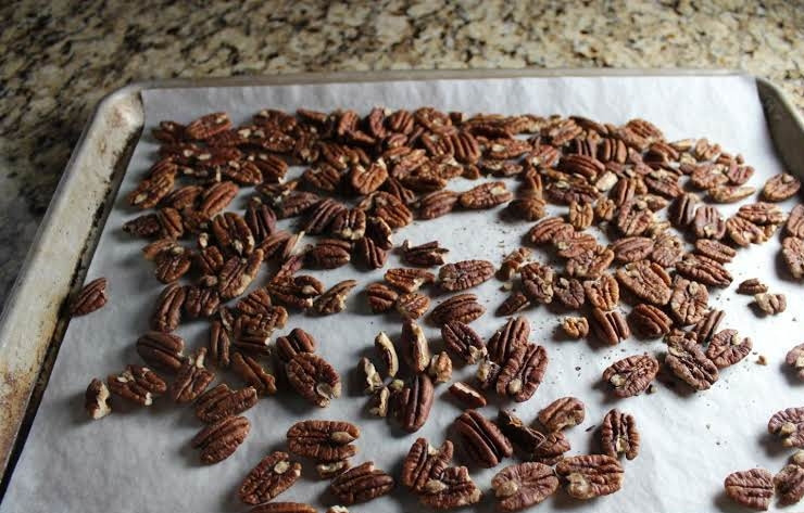 1. Этап. Домашний кекс: 2. Выложите на противень пекан и отправьте в разогретый до 180 градусов духовой шкаф на несколько минут, слегка подсушите.