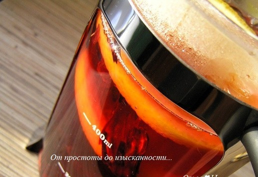 1. Этап. Пунш Красный бархат: Добавьте ломтики апельсина и бадьян.