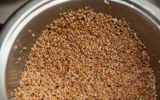 1. Этап. Пшеничная сечка: 2. Аккуратно слейте воду.