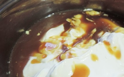 1. Этап. Торт Женский каприз: 6. Возьмите сметану (менее кислую) взбейте её с ванилином. Постепенно вливая в нее карамель, перемешайте.