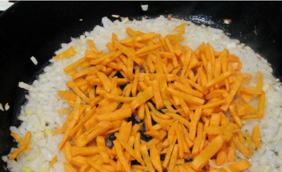 1. Этап. Борщ на свиных ребрышках: 6. На сковороду налить немного растительного масла и хорошо разогреть. Отправить туда лук и поджарить его 2-3 минуты. Затем положить морковь и жарить еще минуты 3.