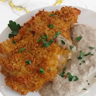 Куриный шницель в чипсах с грибным соусом