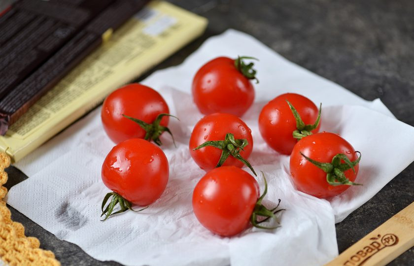 1. Этап. Помидоры в шоколаде La Tomatina: Помойте помидоры под проточной водой, аккуратно вытрите бумажными полотенцами.