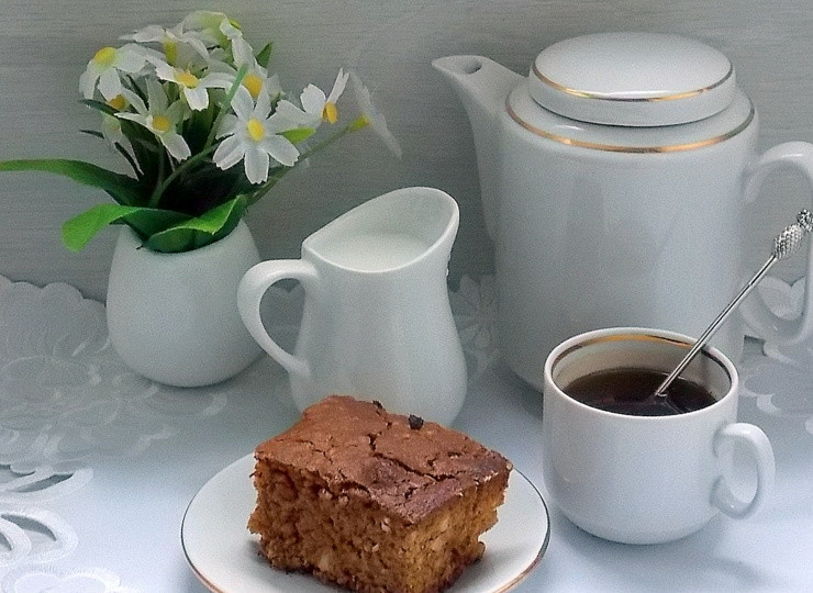 1. Этап. Пирог на вареной сгущенке с орехами: Дайте полностью остыть и выньте из формы. Порежьте и подавайте.