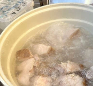 1. Этап. Хо шау ру. Свинина Мао Цзэдуна: Сначала свинину отварил. Вернее – обварил. Как только вода закипела, мясо отправилось в кастрюлю. Варил недолго. Минут пять. Но при бурном кипении.