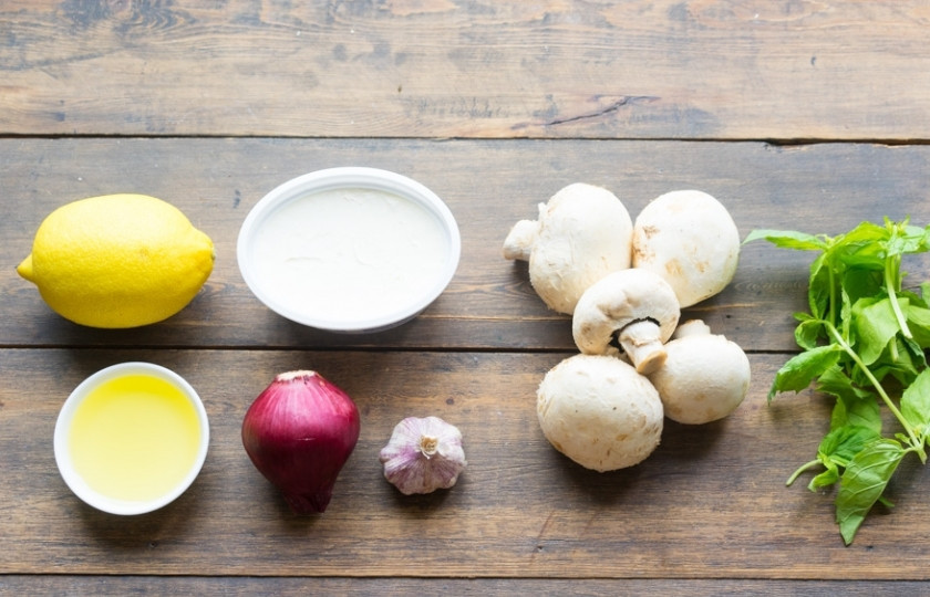 1. Этап. Итальянские пельмени: Начинка будет сырно-грибной. В качестве сыра можете взять рикотту или маскарпоне, а можно и мелкий творог. Но не берите плавленый сыр, он не подойдет. Грибы - шампиньоны.