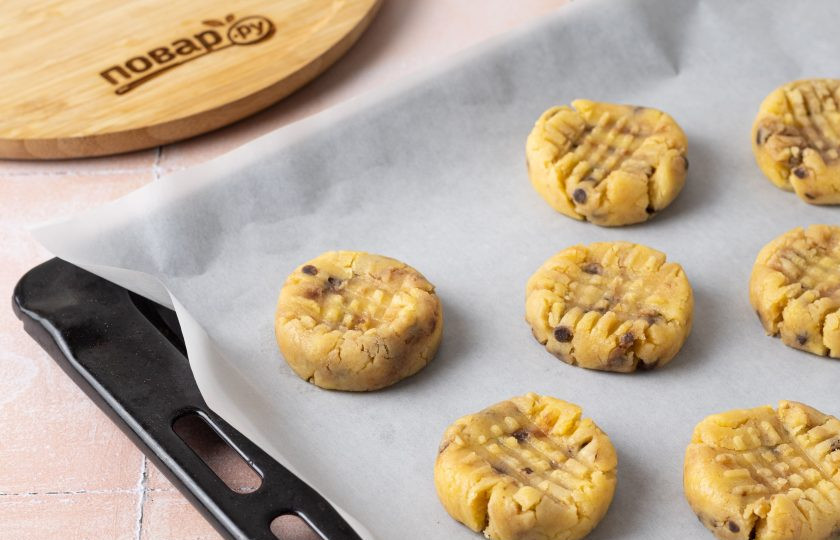 1. Этап. Печенье без яиц: Разогрейте духовку до 175 градусов. Выложите на бумагу для запекания шарики на небольшом расстоянии друг от друга. Слегка расплющите их вилкой крест-накрест. Выпекайте печенье 15-20 минут. Готовое печенье остудите на противне.