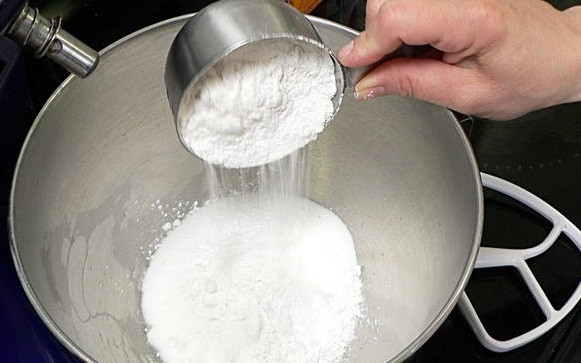 1. Этап. Лимонный пирог на сметане: 2. Следом отправьте просеянную муку и разрыхлитель.