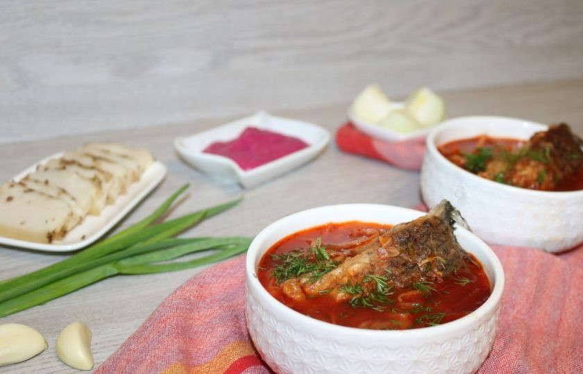 1. Этап. Борщ с карасями: Подавайте с ложечкой сметаны.