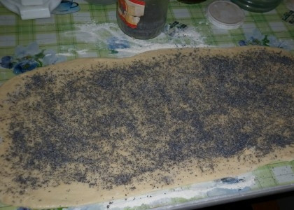 1. Этап. Маковики: 3. Распределите тонким слоем маковую начинку и при желании присыпьте дополнительно сахаром (в тесто в таком случае можно добавить всего пару ложек сахара).