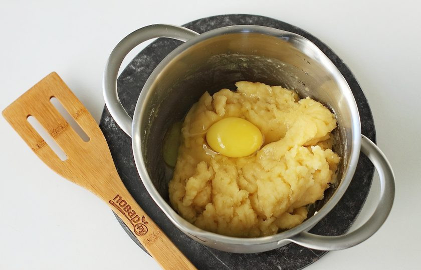 1. Этап. Сладкие клецки: Затем дайте получившейся массе немного остыть, и постепенно добавьте яйца, каждый раз тщательно вымешивая тесто.