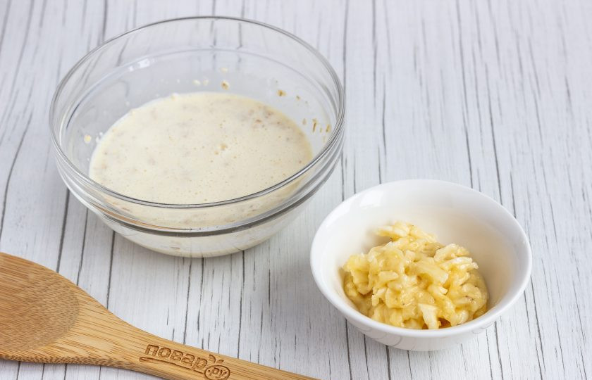 1. Этап. Овсяноблин с бананом: Половину банана разомните вилкой и добавьте в массу с овсянкой. Перемешайте.