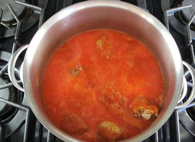 1. Этап. Паприкаш с курицей: 5. Затем влейте соус и воду, так чтобы она полностью закрыла курицу.