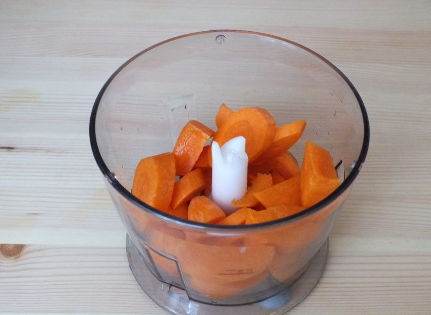 1. Этап. Манжо: Измельчите морковь.